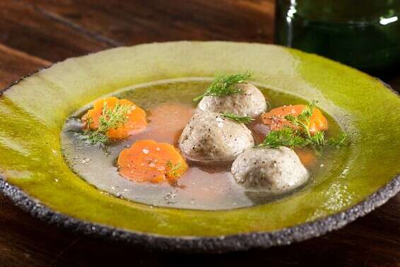 מרק קניידלעך של קיטון // צילום: אנטולי קרינצקי